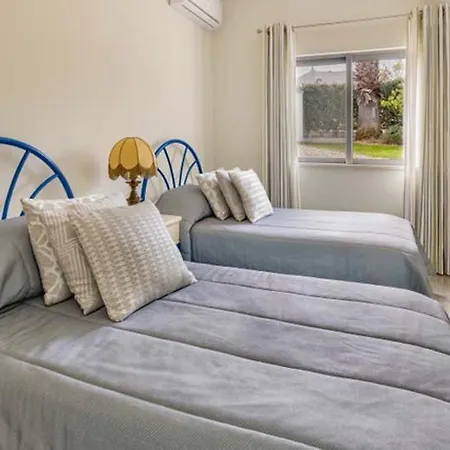 ヴィラ Sleeps 6 With Pool Air Con And Wifi