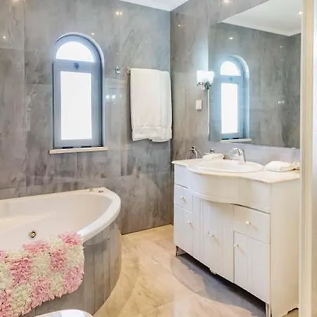 Sleeps 6 With Pool Air Con And Wifi *