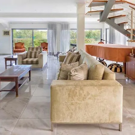 Villa Sleeps 6 With Pool Air Con And Wifi *