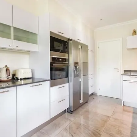 Sleeps 6 With Pool Air Con And Wifi Villa